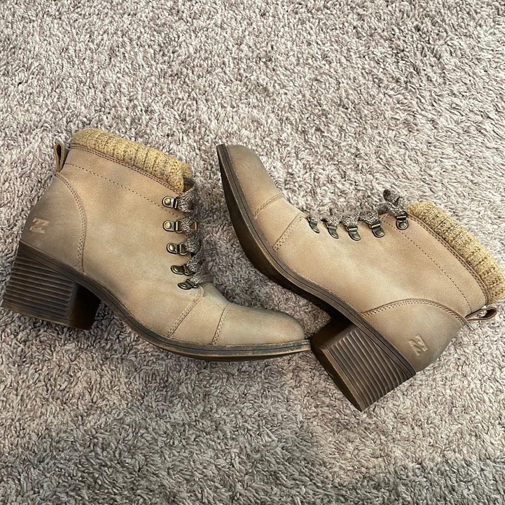 Billabong booties, great condition size 8